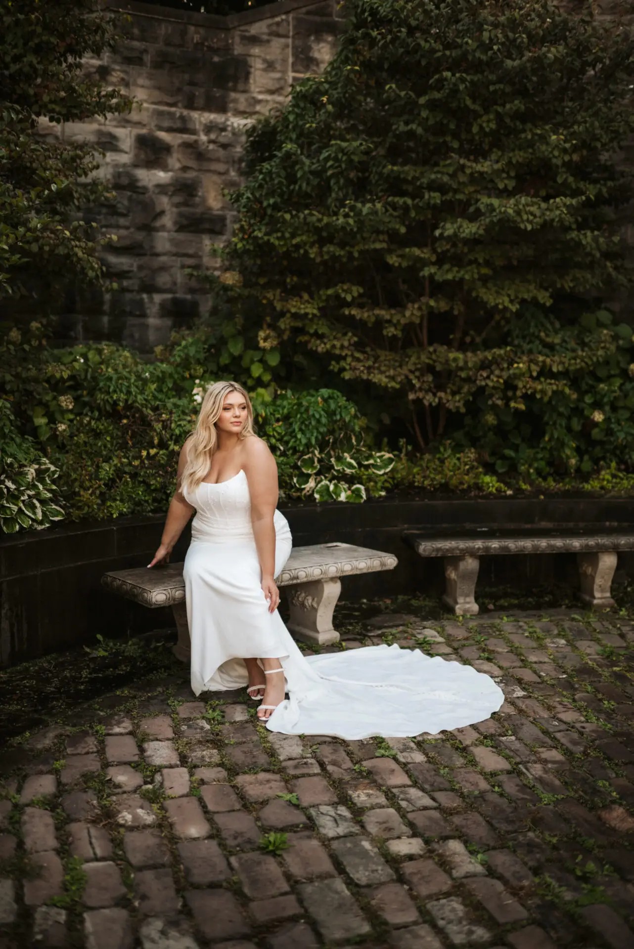 curvy bride