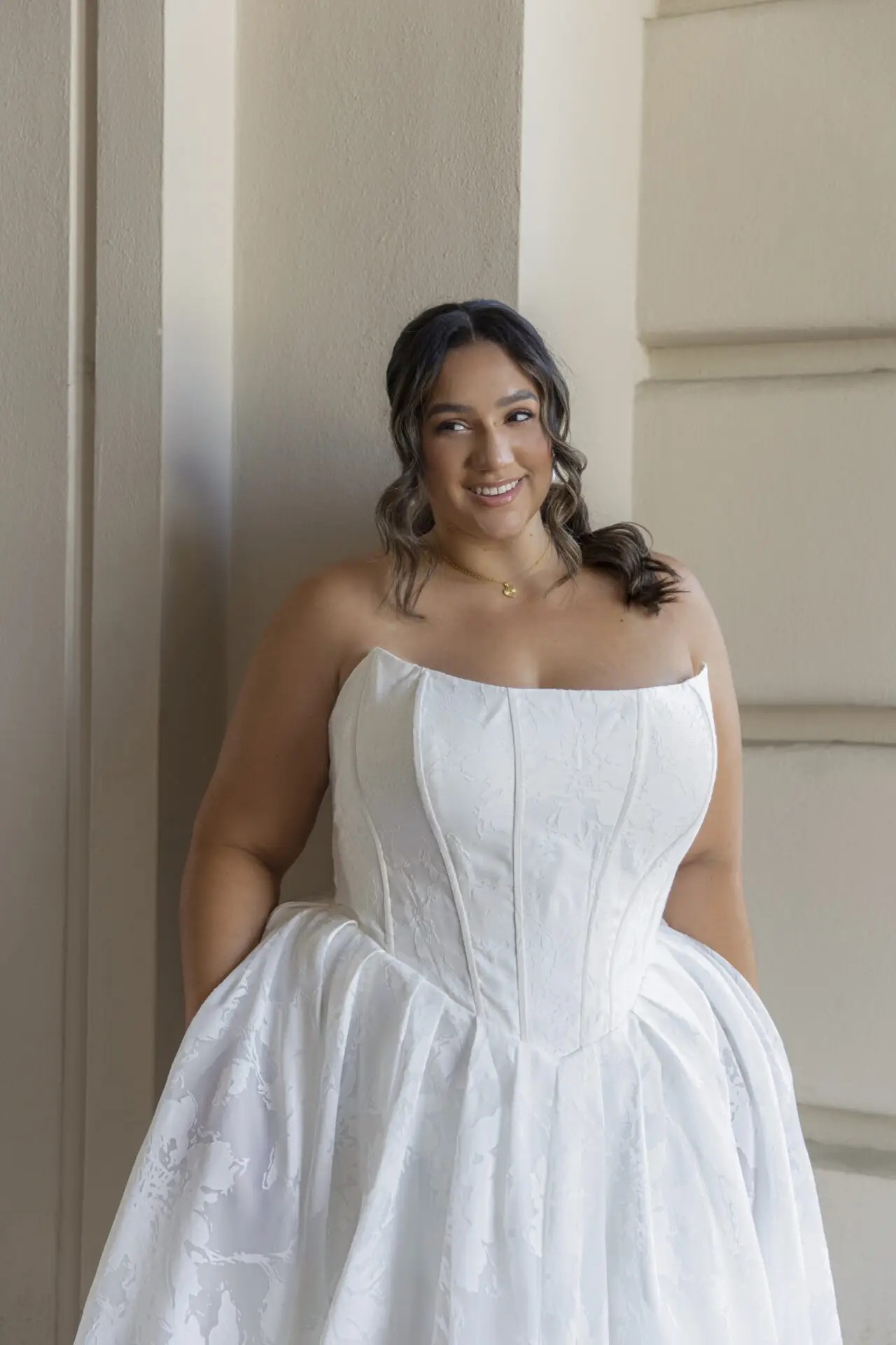 curvy bride